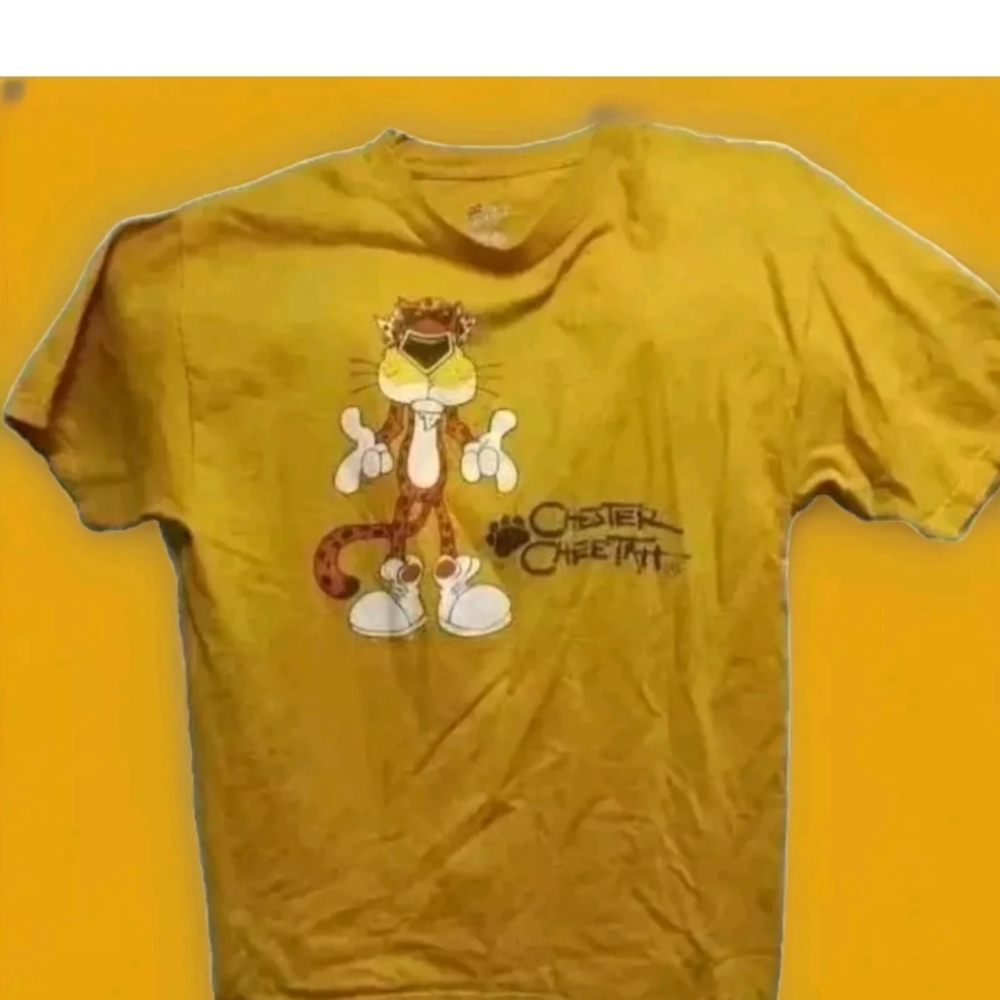 This beautiful collector plate is made of porcelain and features a lovely floral